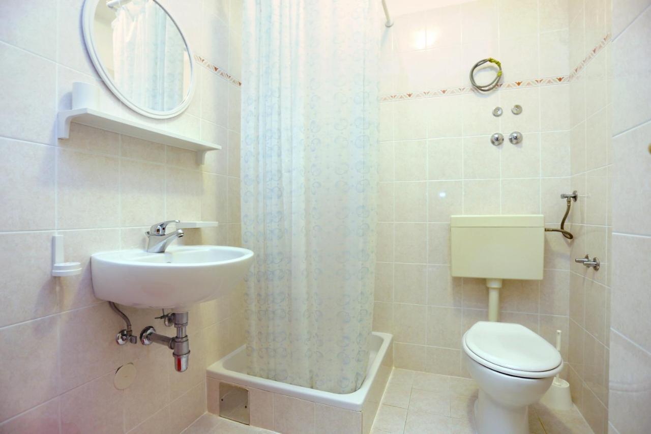 Family Friendly Seaside Apartments Razanj, Rogoznica - 10373 Εξωτερικό φωτογραφία